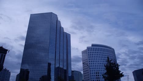 Time-lapse-of-the-Bellevue-City-skyline,-Washington,-looking-up-at-the-reflection-in-the-building