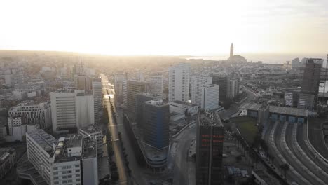 Luftaufnahme-Von-Casablanca-Mit-Leeren-Straßen-Und-Dem-Bahnhof-Unter-Der-Coronavirus-Eindämmung