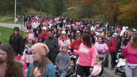 Un-Gran-Grupo-De-Personas-En-Parsippany,-Nueva-Jersey,-Completa-La-Caminata-Anual-De-Concientización-Sobre-El-Cáncer-De-Mama-Como-Parte-De-La-Campaña-Making-Strides-En-Octubre-De-2019