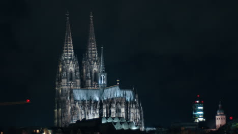 Catedral-De-Colonia,-Fotografía-Nocturna-Con-Una-Bonita-Iluminación-Desde-El-Otro-Lado-Del-Río