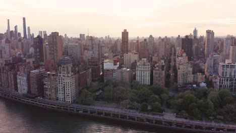 Aerial-footage-up-the-edge-of-Manhattan,-NYC