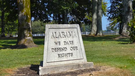 Letrero-&quot;Alabama,-Nos-Atrevemos-A-Defender-Nuestros-Derechos&quot;-En-La-Parada-De-Descanso-De-La-Autopista-1-65-De-Alabama