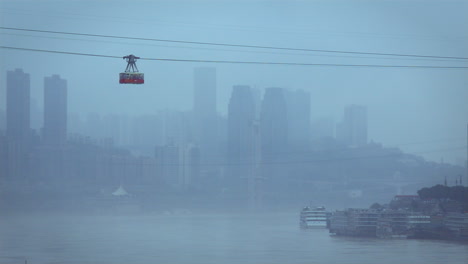 Seilbahn,-Die-Menschen-über-Den-Jangtse-Fluss-In-Chongqing-An-Einem-Magischen-Bewölkten-Tag-Befördert