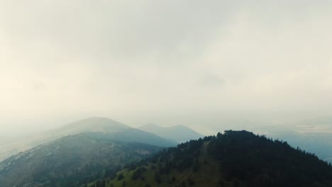 Filmen-Auf-Dem-Gipfel-Des-Berges,-Nichts-Vom-Menschen-Geschaffenes-In-Sicht,-Alles-Reine-Natur