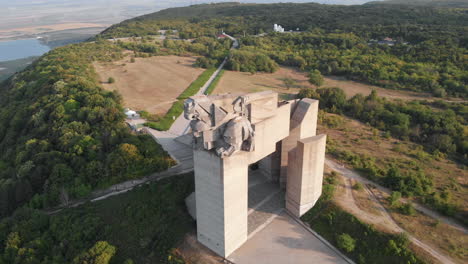 Aerial-drone-shot-of-the-Founders-of-the-Bulgarian-State-monument-in-Shumen,-Bulgaria