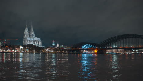 Panoramaaufnahme-Des-Kölner-Doms-Bei-Nacht-Mit-Schönen-Lichtern-Und-Hochwasser