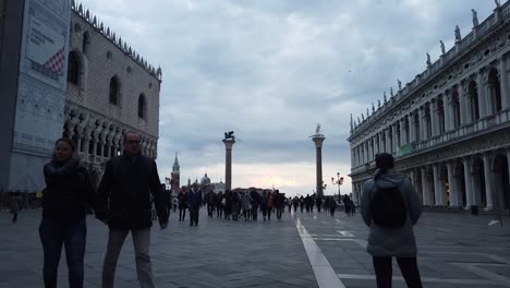 Menschen,-Die-Auf-Dem-Markusplatz-In-Venedig,-Italien,-Spazieren-Gehen,-Dolly-In-Niedriger-Winkelaufnahme