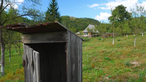 Sockel-Aufnahme-Einer-Holztoilette-Im-Ländlichen-Raum