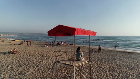 Eine-Rettungsschwimmerin-Am-Strand-Sitzt-Auf-Einem-Rettungsschwimmerposten