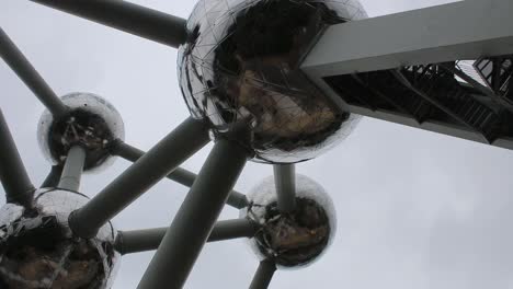 El-Atomium-De-Bruselas-Desde-El-Nivel-Del-Suelo,-Paning.tourisme