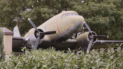 Rosinenbomber-Am-Luftbrückendenkmal-Des-Frankfurter-Flughafens