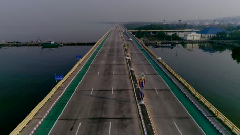 Toma-Aérea-De-Una-Larga-Carretera-Junto-Al-Mar,-Ciudad-Urbana-En-Tailandia-4k-60fps