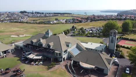 Drohne-Fliegt-Um-Das-Hauptgebäude-Des-Gulf-Harbour-Country-Clubs