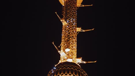 Torre-De-Televisión-De-Tashkent-Brillando-Por-La-Noche