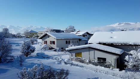 Pocas-Casas-Adosadas,-Edificios-De-Poca-Altura-Con-Vistas-A-Las-Montañas-Y-Un-Jardín-Blanco-En-El-Suelo.