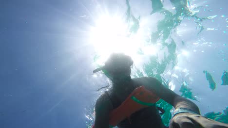 Hombre-Con-Chaleco-Salvavidas-Haciendo-Snorkel-En-El-Mar