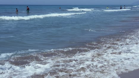 Cámara-Lenta,-120-Fps,-Agua-Turquesa-De-Grandes-Olas-De-Espuma-Salpicando-En-Una-Hermosa-Playa-Dorada