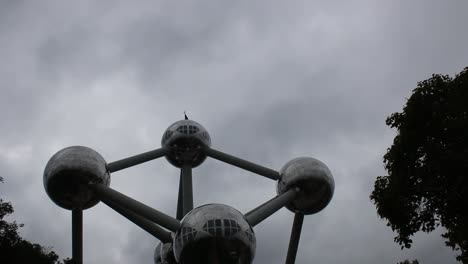 Brüsseler-Atomium,-Panoramaaufnahme-Des-Atomiums-Mit-Menschen,-Die-Dorthin-Gehen