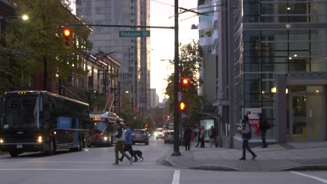 Menschen-überqueren-Die-Robson-Street-Bei-Sonnenuntergang