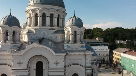 Aerial-shot-going-up-focused-on-Saint-Michael-Church,-in-Kaunas,Lithuania