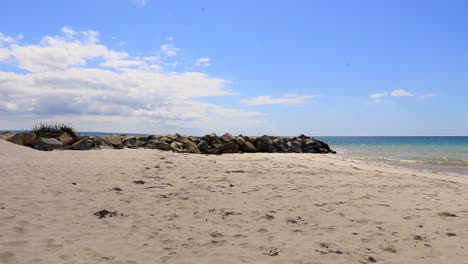 Quiet-sunny-beach-scene-with-turquoise-waters,-Busselton-Australia