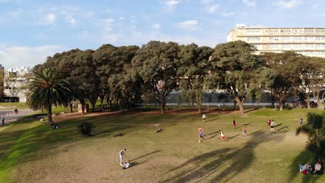 Drone-Aéreo-Jugando-Al-Fútbol-En-El-Parque:-Montevideo,-Uruguay