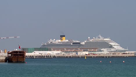 Kreuzfahrtschiff-Costa-Diadema-Im-Hafen-Von-Doha-In-Katar