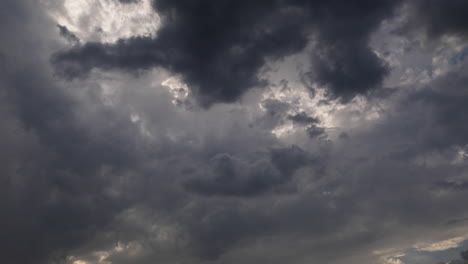 Wunderschöner-Zeitraffer-Des-Späten-Nachmittagshimmels-Und-Der-Wolkenlandschaft-Mit-Bewegung,-Volumetrischen-Lichteffekten-Durch-Die-Wolkenschichten-Und-Die-Position-Der-Sonne