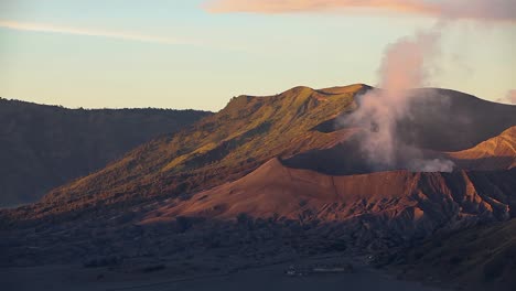 Kawah-aktif-di-Gunung-Bromo,-Indonesia