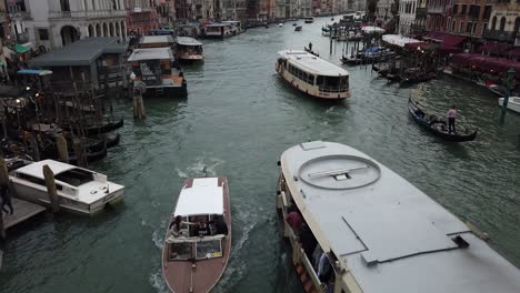 Barco-De-Transporte-Público-De-Vela-En-Venecia-San-Marco,-ángulo-Alto-De-Inclinación-Hacia-Abajo