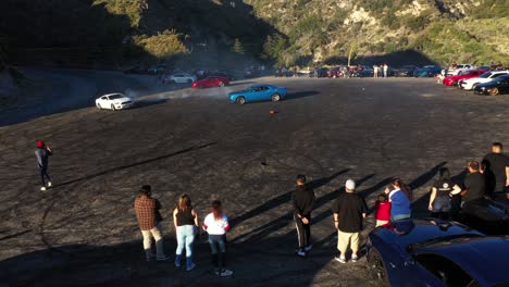 Fertige-Aufnahme-Von-Muscle-Cars-Und-Sportwagen,-Die-Donuts-Und-Burnouts-Mit-Einem-Autoclub-Im-Angeles-National-Forest-In-Südkalifornien-Machen