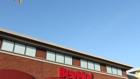 BevMo-Liquor-Store-Establishing-Shot-Pan-Down-From-Sky