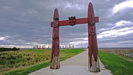 Zeitraffer-Des-Tores-Zum-Kompass-Zentralstein-Der-Maori-In-Neuseeland