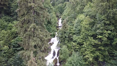 Eine-Brücke-über-Die-Wunderschönen-Bergwasserfälle-Des-Obersees-In-Der-Schweiz---Breit