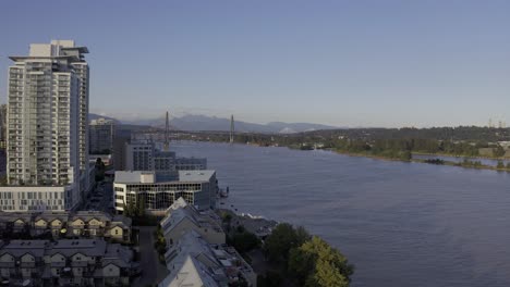 Luftbild-Panorama-New-Westminster-Quay-Osten-Norden-Uferpromenade-Gebäude-Gewerbe-Industrie-Fraser-River-Skytrain-Eisenbahn