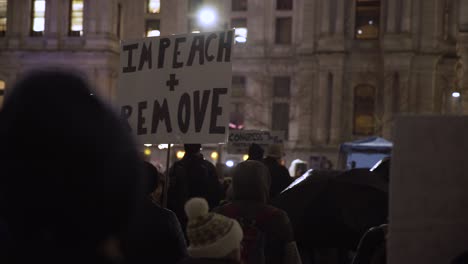 Demonstranten-Versammeln-Sich-Vor-Dem-Rathaus-Von-Philadelphia,-Um-Die-Amtsenthebung-Von-Präsident-Donald-J.-Trump-Für-Die-Demokratie-Zu-Unterstützen