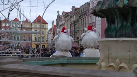 Zwei-Personen-In-Traditionellen-Posener-Ziegenkostümen-Winken-Den-Leuten-Bei-Der-Veranstaltung-Während-Des-Traditionellen-Weihnachtsmarkts-Zu