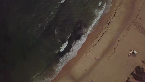 Toma-Aérea-De-La-Playa-Y-Las-Olas-Del-Mar-De-Jose-Ignacio,-Uruguay