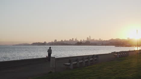 Hombre-Mayor-Pescando-En-La-Bahía-De-San-Francisco-En-Una-Mañana-Tranquila