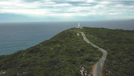 Luftaufnahmen-Eines-Leuchtturms-Neben-Bäumen-In-Der-Nähe-Des-Ozeans-In-Westaustralien