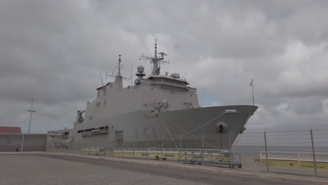 Barco-Militar-Gris-Amarrado-En-Un-Día-Nublado