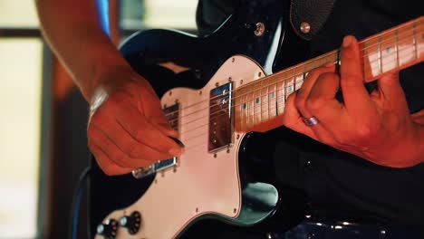 Primer-Plano-De-Un-Hombre-Tocando-Una-Guitarra-En-Un-Espectáculo-En-Vivo.