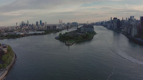 Rising-aerial-footage-of-Manhattan,-Queens,-and-Roosevelt-Island,-NYC-in-the-distance