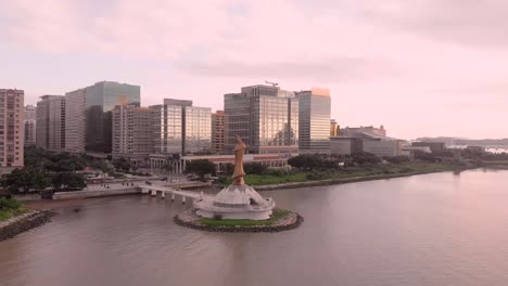 Toma-Aérea-Acelerada-De-La-Estatua-De-Kun-Iam-En-El-área-De-Nupe-De-Macao-Durante-El-Amanecer