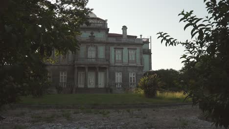 Palacete-Pinto-Leite-building-seen-from-outside-during-sunset,-Porto,-Portugal