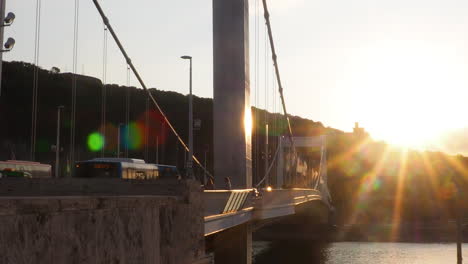 Vista-Desde-El-Puente-Hasta-La-Puesta-De-Sol-Sobre-La-Montaña-Y-El-Río.