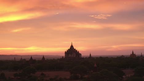 Romantischer-Sonnenuntergang-über-Einem-Tempel-In-Bagan,-Myanmar