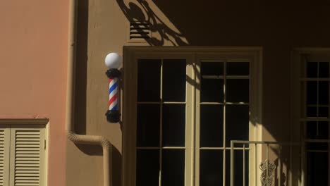 Escaparate-De-Barbería-Con-Poste