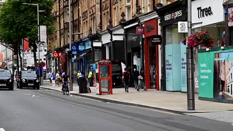 Verkehr-Am-Abend-Auf-Der-Kensington-High-Street