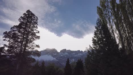 Timelapse-De-Nubes-Pasando-Sobre-El-Cerro-Piltriquitrón-Al-Amanecer,-De-Derecha-A-Izquierda,-Enmarcadas-Por-El-Bosque,-El-Bolsón,-Patagonia-Argentina